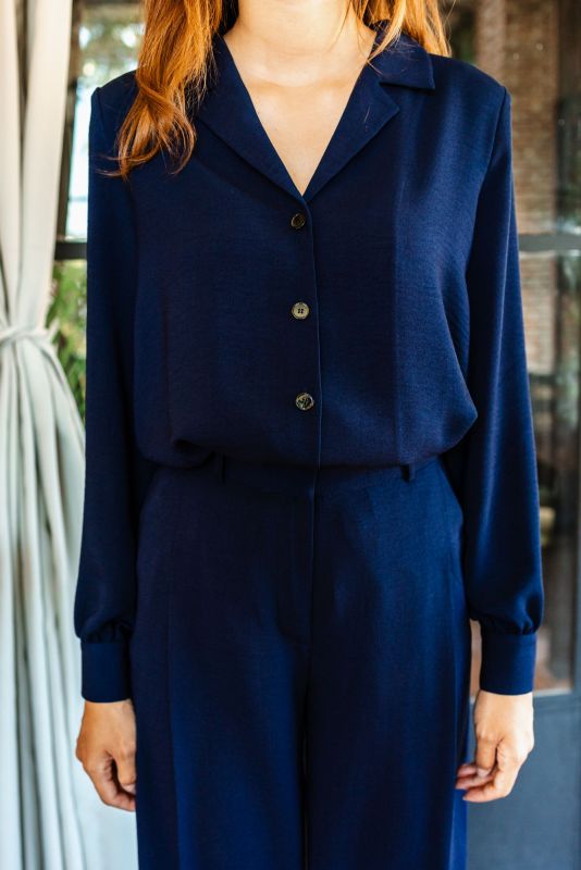 Chemise classique PAMELA en bleu marine, idéale pour un look automnal sophistiqué.