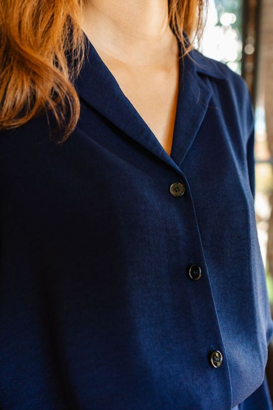 Détail de la CHEMISE PAMELA en bleu marine de la collection Fall 23, mettant en avant la qualité et le design raffiné.