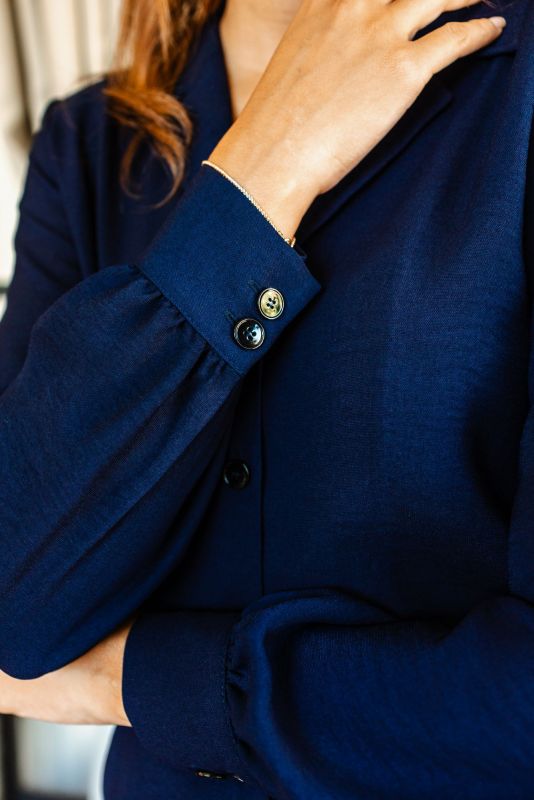 Détail de la CHEMISE PAMELA en bleu marine de la collection Fall 23, mettant en avant la qualité et le design raffiné.