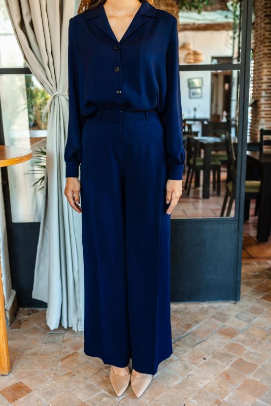 Détail de la CHEMISE PAMELA en bleu marine de la collection Fall 23, mettant en avant la qualité et le design raffiné.