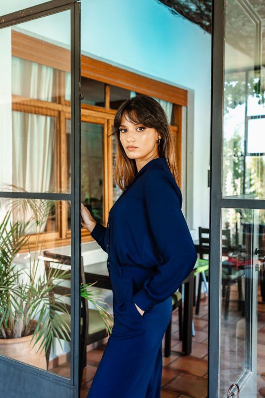 CHEMISE PAMELA en bleu marine de la collection Fall 23, parfaite pour un style élégant et intemporel.