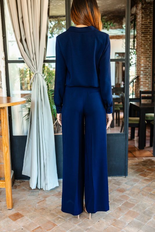 Élégante CHEMISE PAMELA de Fall 23 en bleu marine, combinant style classique et modernité.