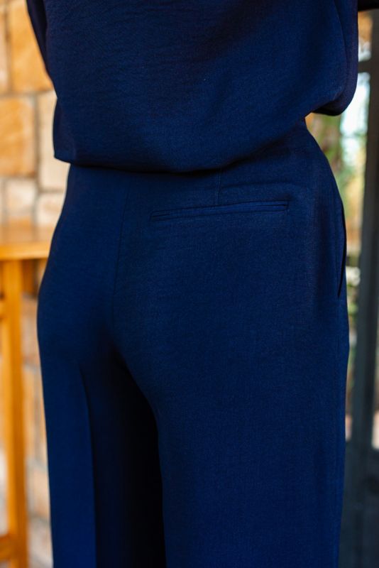 Détail de la Pantalon PAMELA en bleu marine de la collection Fall 23, mettant en avant la qualité et le design raffiné.