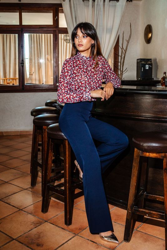 Gros plan sur l'imprimé élégant de la BLOUSE KAYLA.