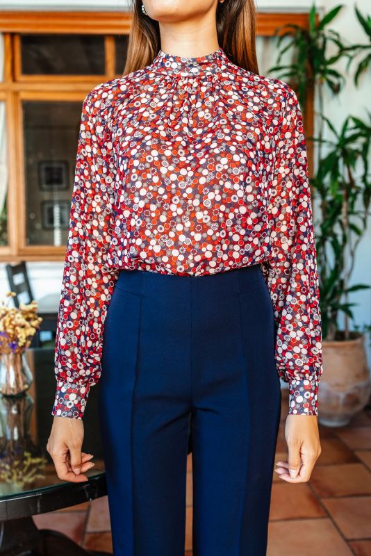 Gros plan sur l'imprimé élégant de la BLOUSE KAYLA.