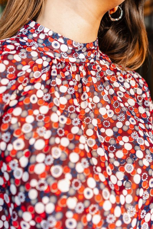 Détail de la coupe et du tissu de la BLOUSE KAYLA, mettant en valeur son design unique.