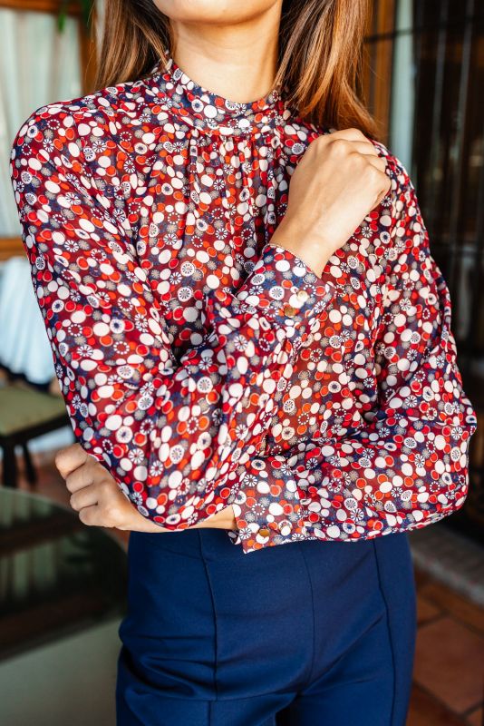 Mannequin portant la BLOUSE KAYLA, illustrant son allure sophistiquée et confortable