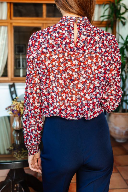 Détail de la coupe et du tissu de la BLOUSE KAYLA, mettant en valeur son design unique.