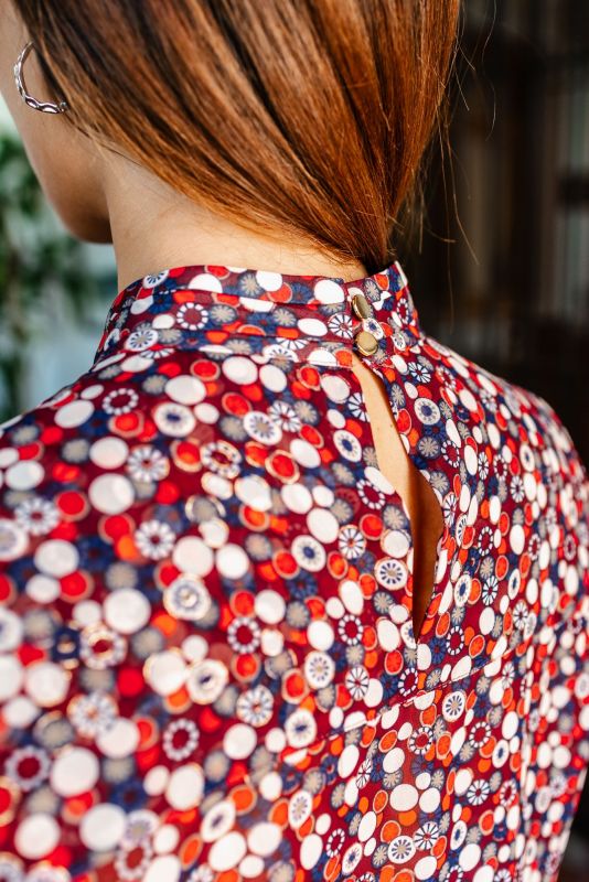 Détail de la coupe et du tissu de la BLOUSE KAYLA, mettant en valeur son design unique.