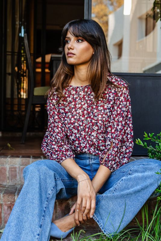 BLOUSE GLORYA de FALL23, avec un motif éclatant en rouge et blanc, parfaite pour un look audacieux et élégant.