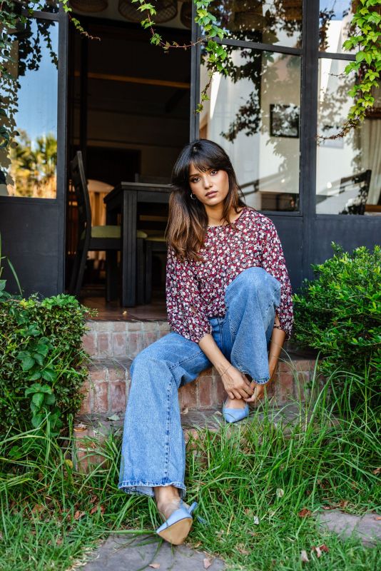 BLOUSE GLORYA de FALL23, avec un motif éclatant en rouge et blanc, parfaite pour un look audacieux et élégant.