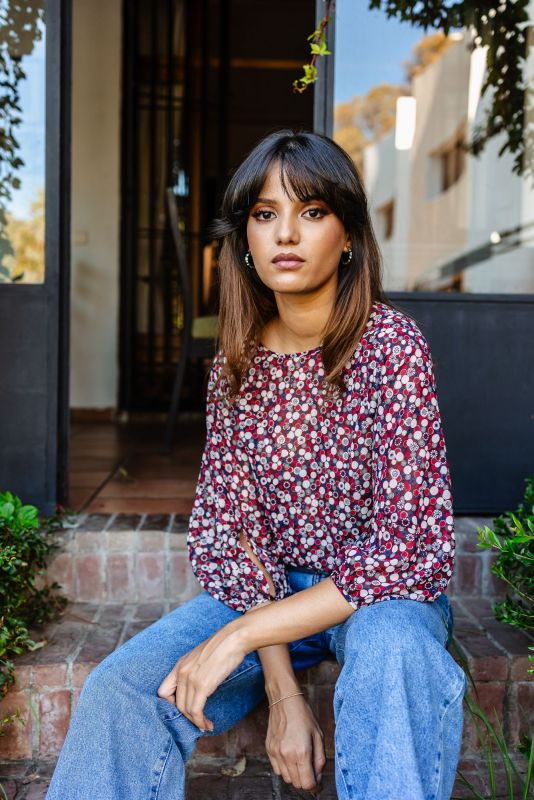 Blouse GLORYA de la collection FALL23, où le rouge et blanc prédominent, offrant un style dynamique et frais.