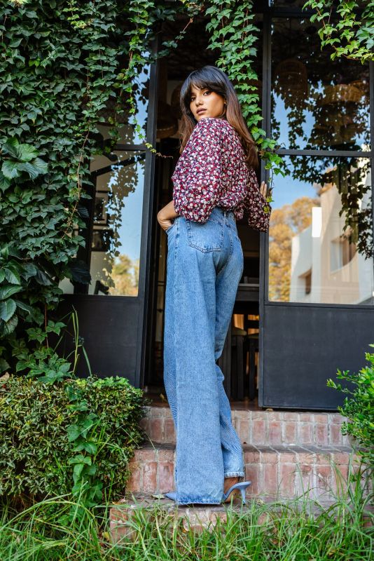 Élégante BLOUSE GLORYA de FALL23, majoritairement en rouge et blanc, idéale pour une allure automnale distinctive.