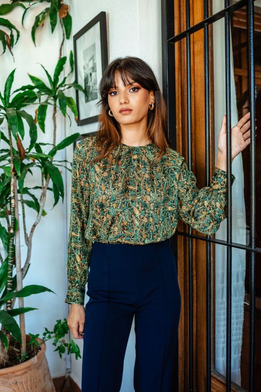 BLOUSE CHERYL de Fall 23 avec un motif imprimé en vert, apportant une touche de nature à la mode automnale.