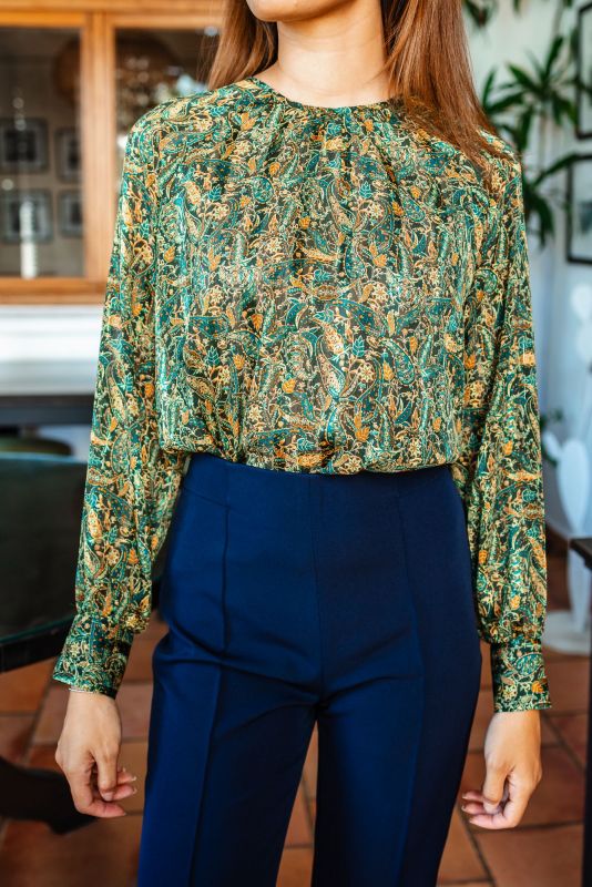 Blouse élégante CHERYL de la collection Fall 23, dominée par des nuances de vert, idéale pour un style frais et vibrant.