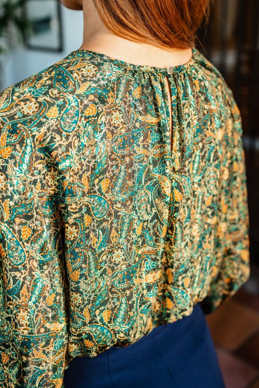 Détail de la BLOUSE CHERYL de la collection Fall 23, mettant en avant le motif vert luxuriant et le design raffiné.