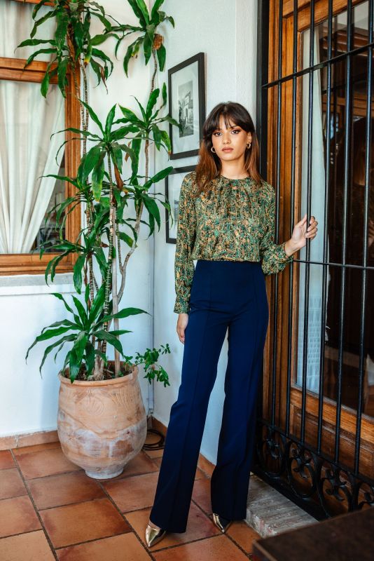 BLOUSE CHERYL de Fall 23, imprimée en vert, parfaite pour un look automnal coloré et élégant.