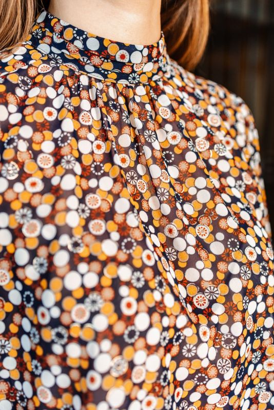 Détail de la BLOUSE BRUCE imprimée de Fall 23, mettant en avant le design unique et la qualité du tissu.