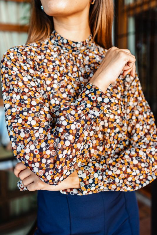 Détail de la BLOUSE BRUCE imprimée de Fall 23, mettant en avant le design unique et la qualité du tissu.