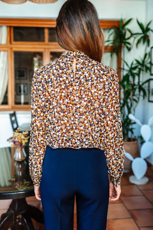 Blouse à motif unique BRUCE de Fall 23, alliant art et élégance pour la saison automnale.