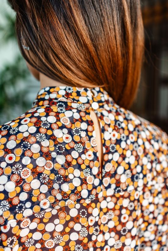 Détail de la BLOUSE BRUCE imprimée de Fall 23, mettant en avant le design unique et la qualité du tissu.