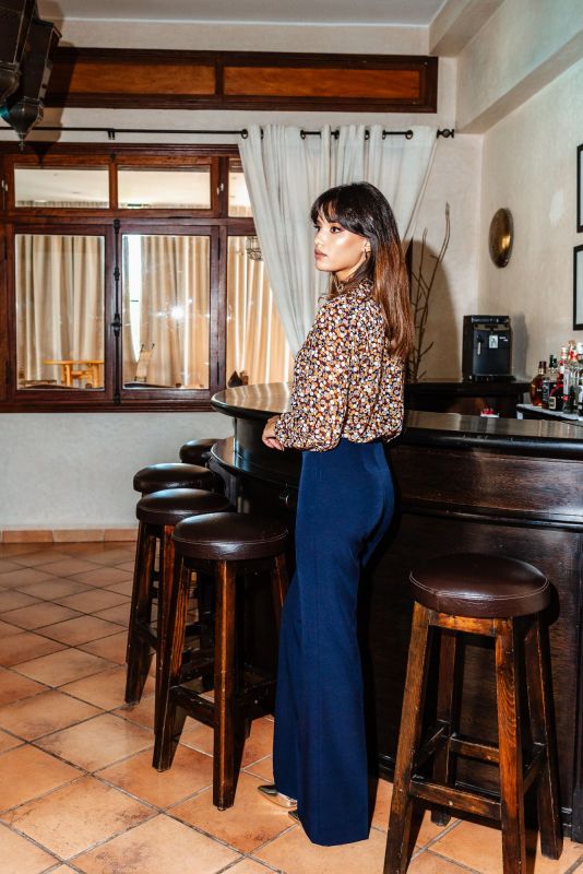 Élégante BLOUSE BRUCE de la collection Fall 23, avec impression artistique, idéale pour un look contemporain.