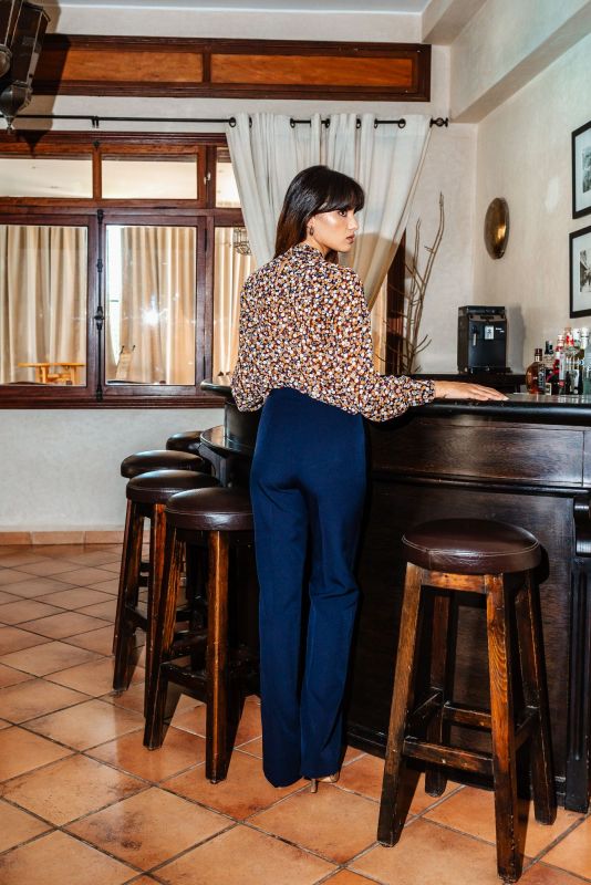Élégante BLOUSE BRUCE de la collection Fall 23, avec impression artistique, idéale pour un look contemporain.
