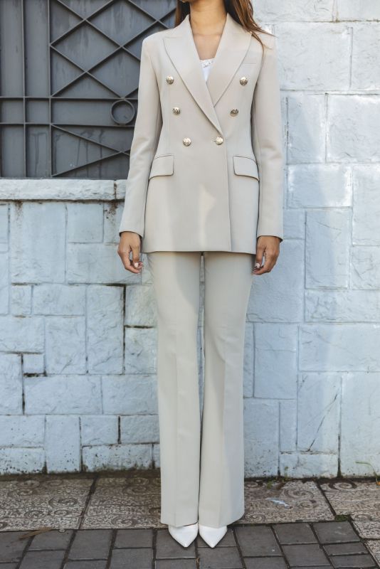 Pantalon Hunter en beige, mettant en avant sa coupe élégante - Automne 2023.