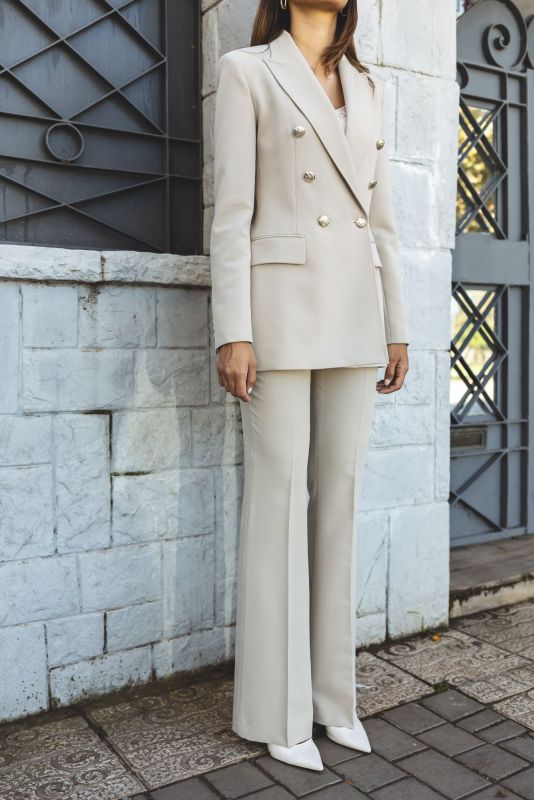 Gros plan sur les détails du Pantalon Hunter : tissu de qualité et coutures précises en beige - Automne 2023.