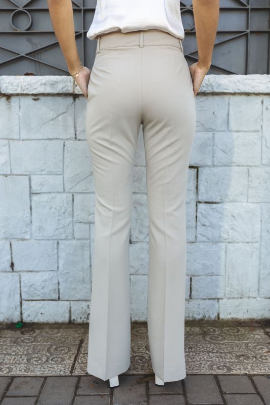 Zoom sur les détails et la qualité du tissu du Pantalon Hunter beige - Automne 2023.