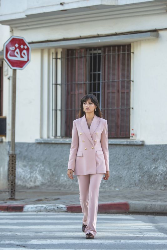 PANTALON CLINTON pour femme de la collection Checks en rose, un choix audacieux pour un style moderne et élégant.
