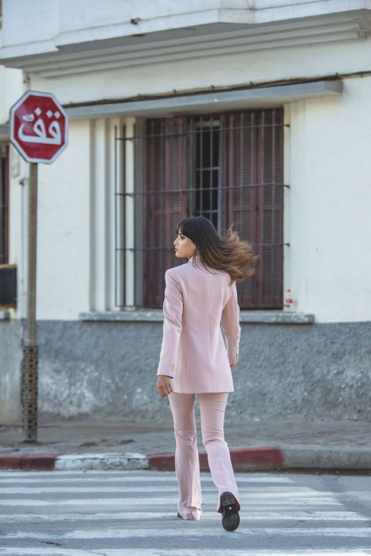 PANTALON CLINTON pour femme de la collection Checks en rose, un choix audacieux pour un style moderne et élégant.