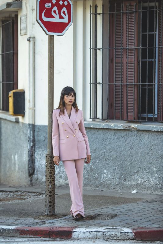 Pantalon à carreaux CLINTON en rose, apportant une touche de couleur vive et féminine à la mode contemporaine.