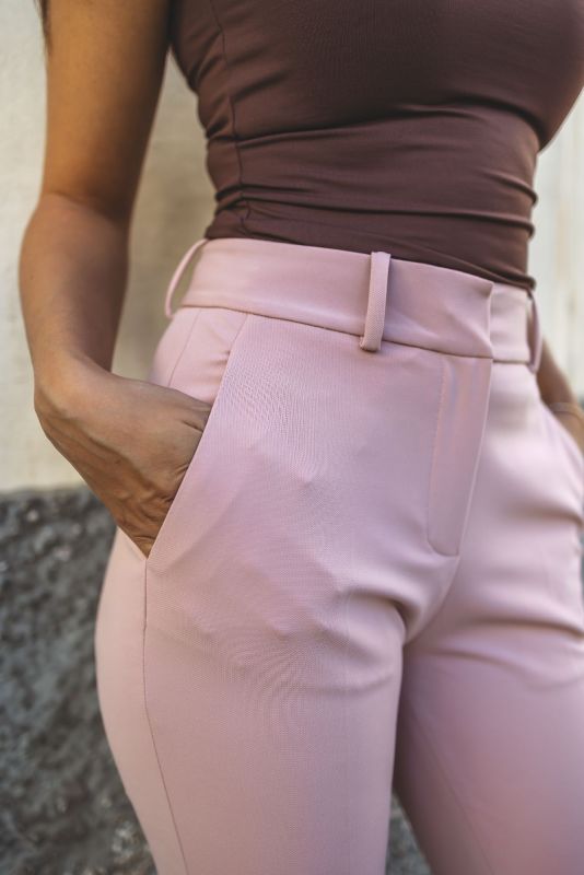 Détail du PANTALON CLINTON en rose de la collection Checks, mettant en avant le design tendance et la qualité du tissu.