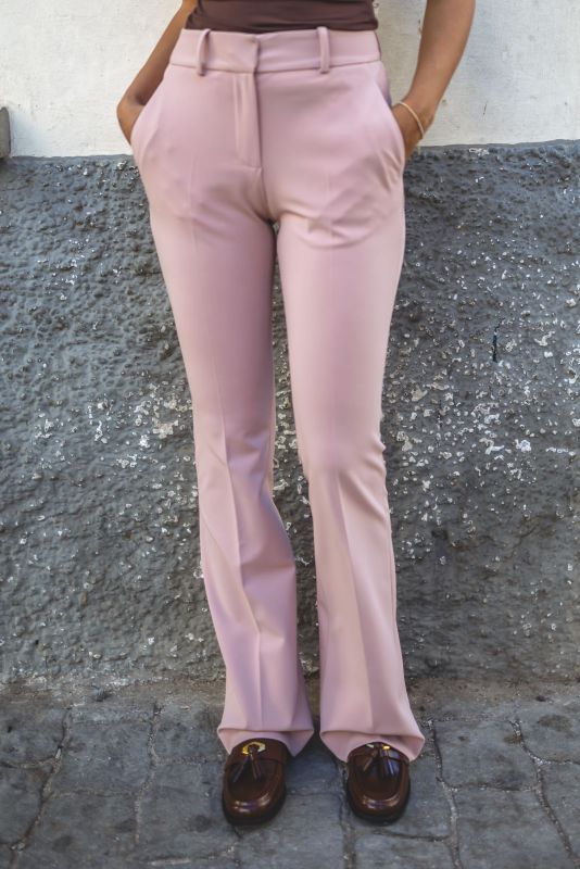 Détail du PANTALON CLINTON en rose de la collection Checks, mettant en avant le design tendance et la qualité du tissu.