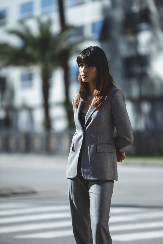 VESTE ANDY pour femme de la collection Checks en gris, élégance minimaliste avec un bouton unique.