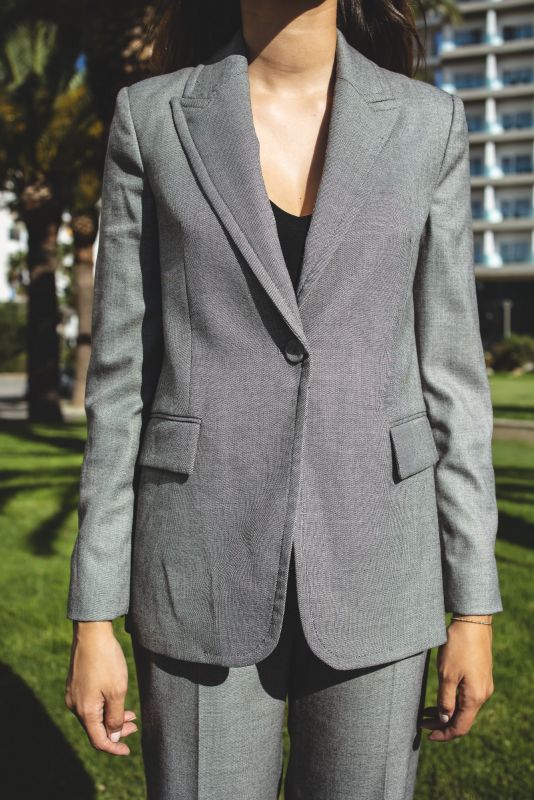 Veste à carreaux ANDY en gris, un bouton pour un style moderne et sophistiqué.