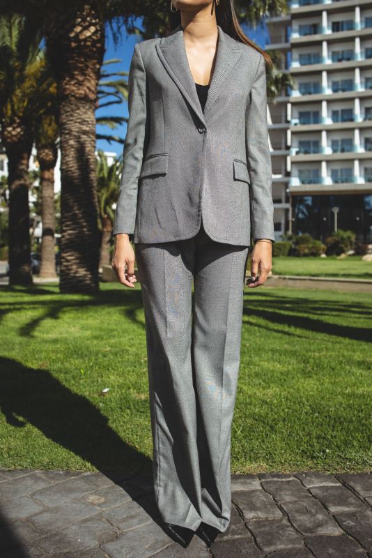 VESTE ANDY de la collection Checks, en gris avec un bouton, parfaite pour une tenue élégante et contemporaine.