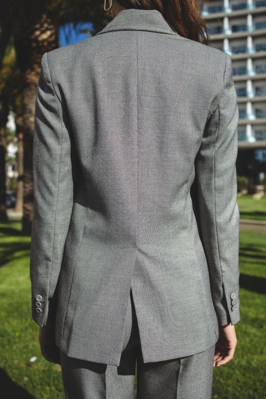 VESTE ANDY de la collection Checks, en gris avec un bouton, parfaite pour une tenue élégante et contemporaine.