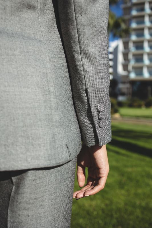 Détail de la VESTE ANDY grise de la collection Checks, mettant en valeur le design moderne et la qualité du tissu.
