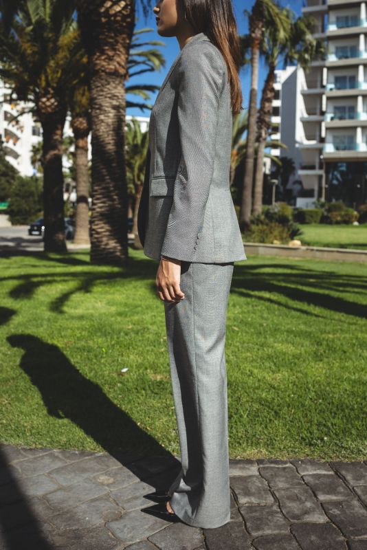 Élégant PANTALON ANDY de la collection Checks, en gris, parfait pour un style à la fois classique et moderne.
