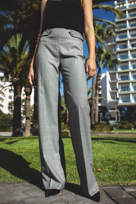 Élégant PANTALON ANDY de la collection Checks, en gris, parfait pour un style à la fois classique et moderne.