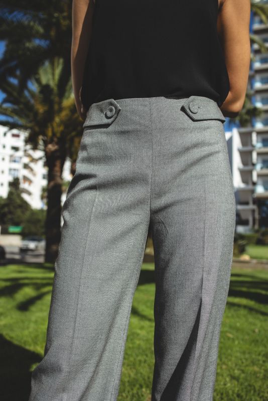 Détail du PANTALON ANDY en gris de la collection Checks, mettant en avant le design subtil et la qualité du tissu.