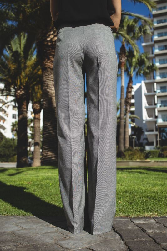 Détail du PANTALON ANDY en gris de la collection Checks, mettant en avant le design subtil et la qualité du tissu.