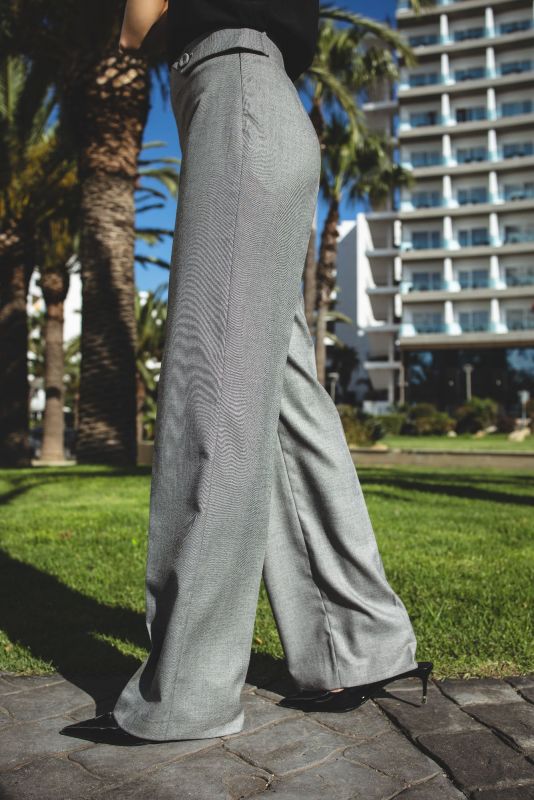 Détail du PANTALON ANDY en gris de la collection Checks, mettant en avant le design subtil et la qualité du tissu.