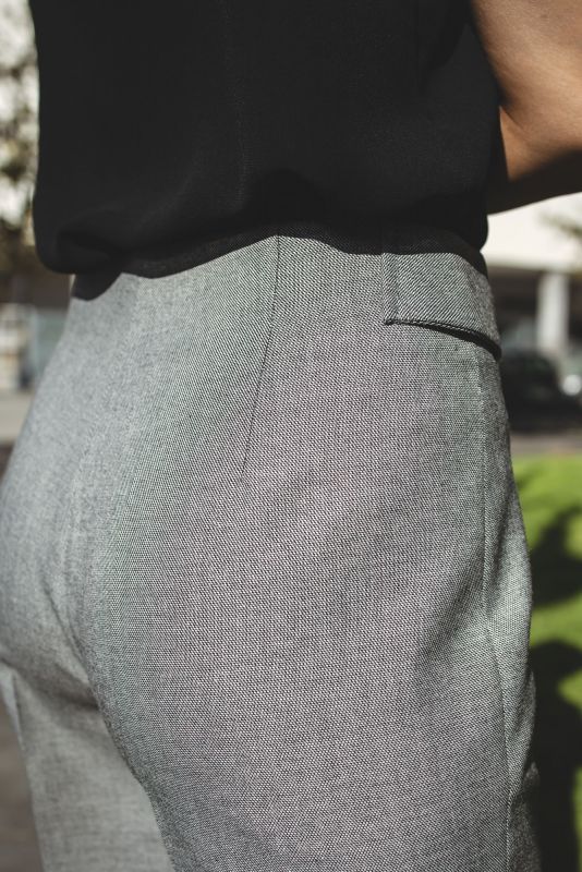 Détail du PANTALON ANDY en gris de la collection Checks, mettant en avant le design subtil et la qualité du tissu.
