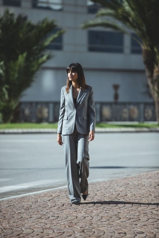 Pantalon à carreaux ANDY en gris, un incontournable sophistiqué pour la garde-robe féminine.