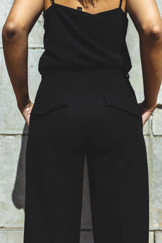 Vue détaillée du pantalon noir pour femme, coupe moderne, Checks Collection, ANAE MOROCCO