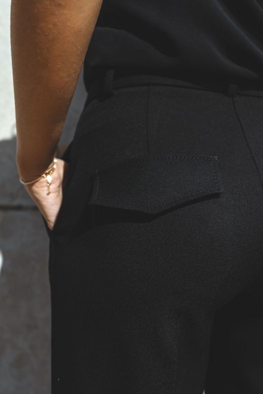 Vue détaillée du pantalon noir pour femme, coupe moderne, Checks Collection, ANAE MOROCCO
