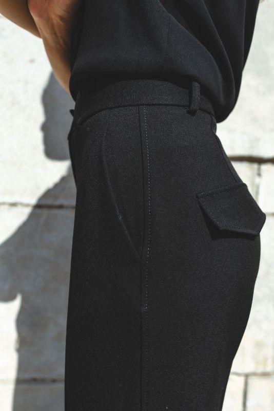 Vue détaillée du pantalon noir pour femme, coupe moderne, Checks Collection, ANAE MOROCCO